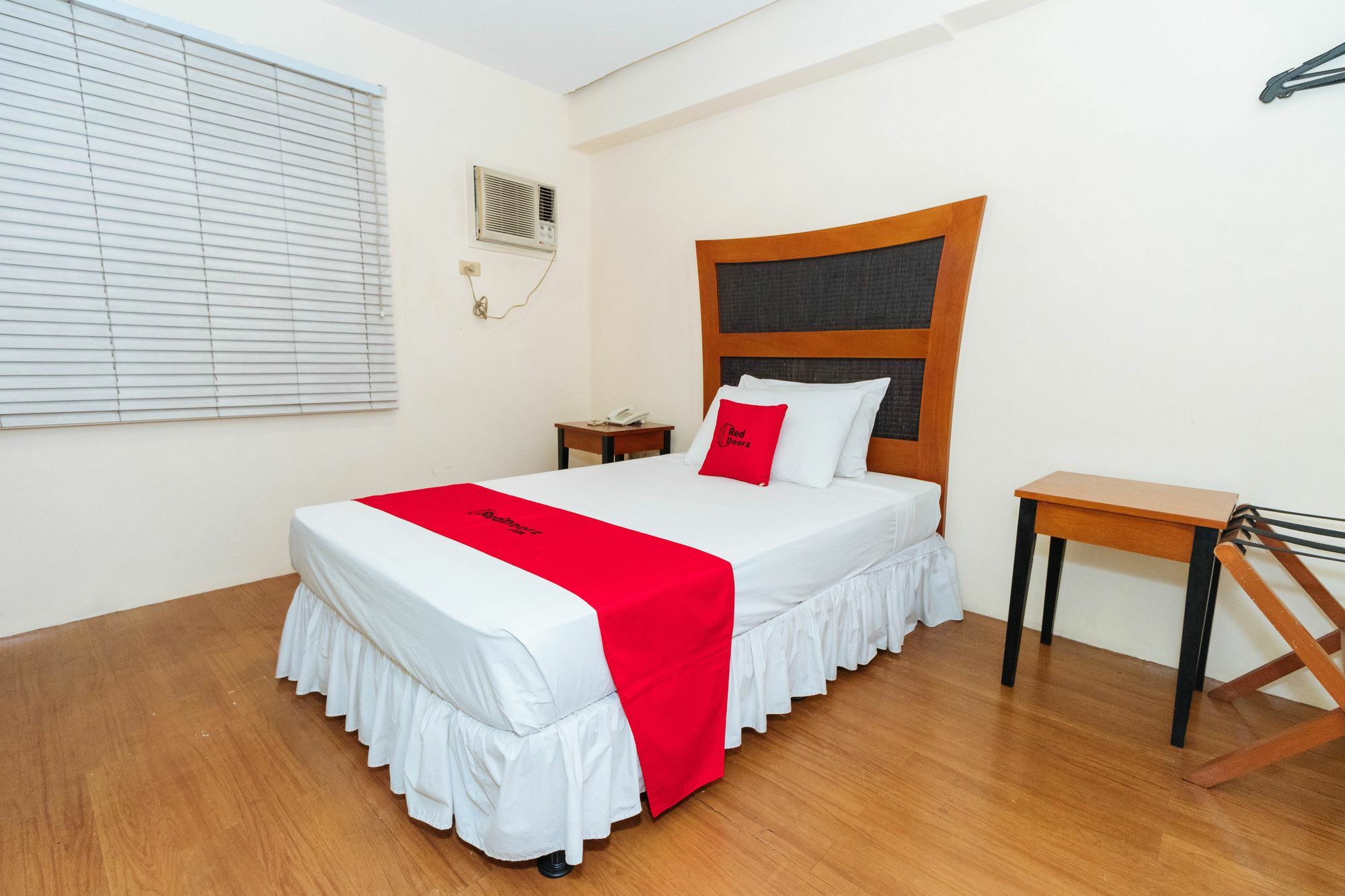 Reddoorz @ Amorsolo Makati Makati City Luaran gambar